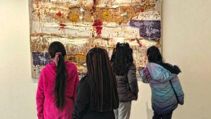 children standing in front of Joan Snyder painting in gallery